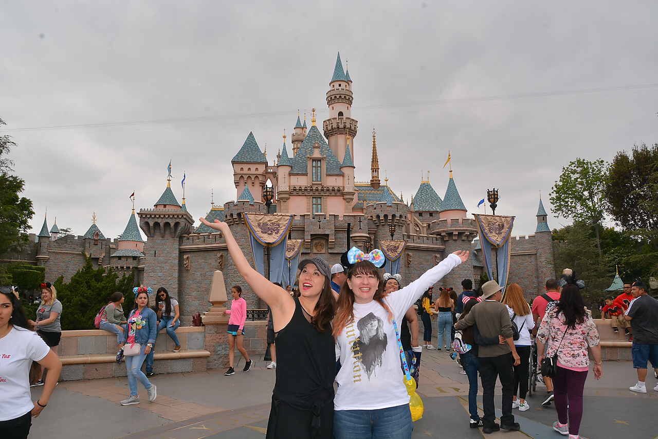 duas mulheres em frente ao castelo da Disney