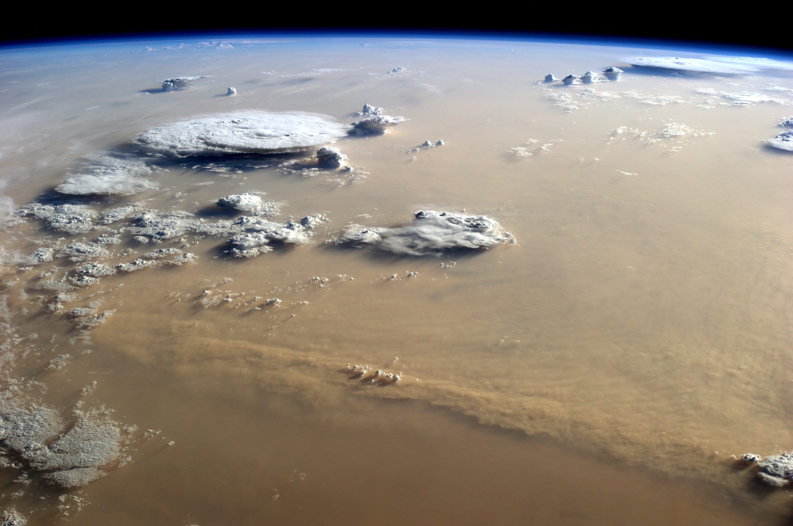 uma tempestade de poeira saariana do espaço