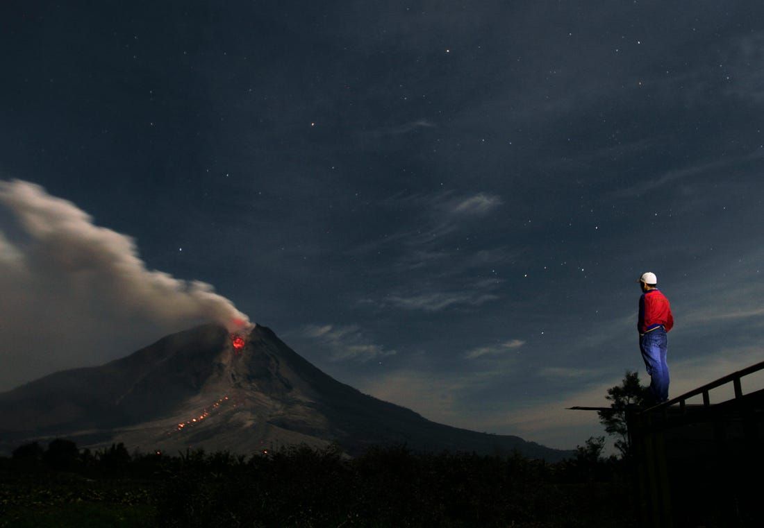 Erupção do Monte Sinabung à noite