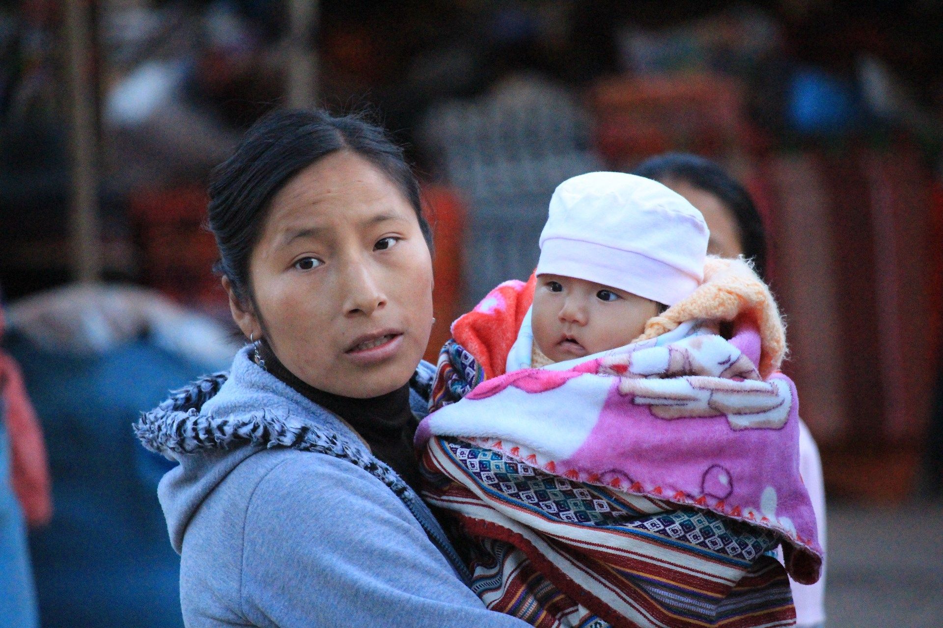 Mulher e bebê no Peru