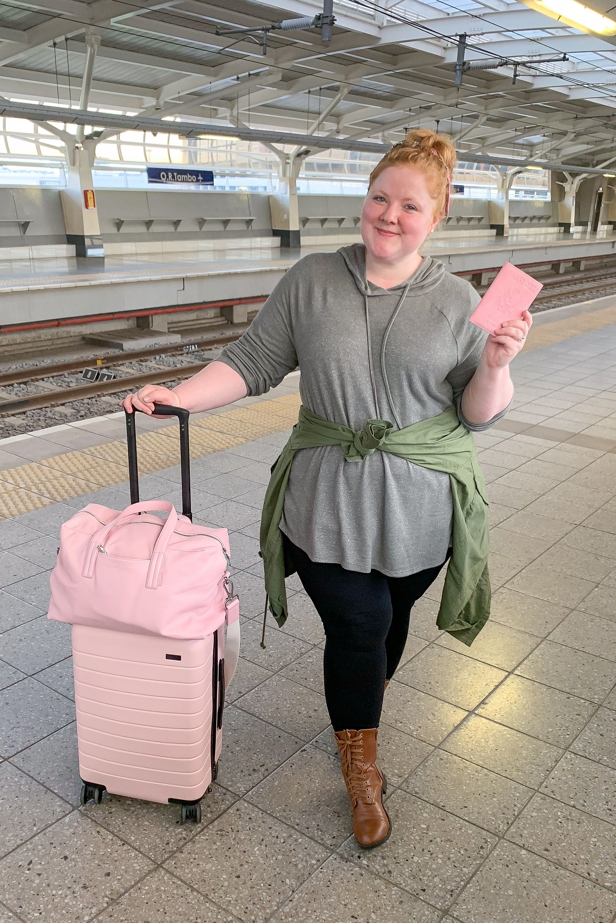 Mulher com bagagem rosa