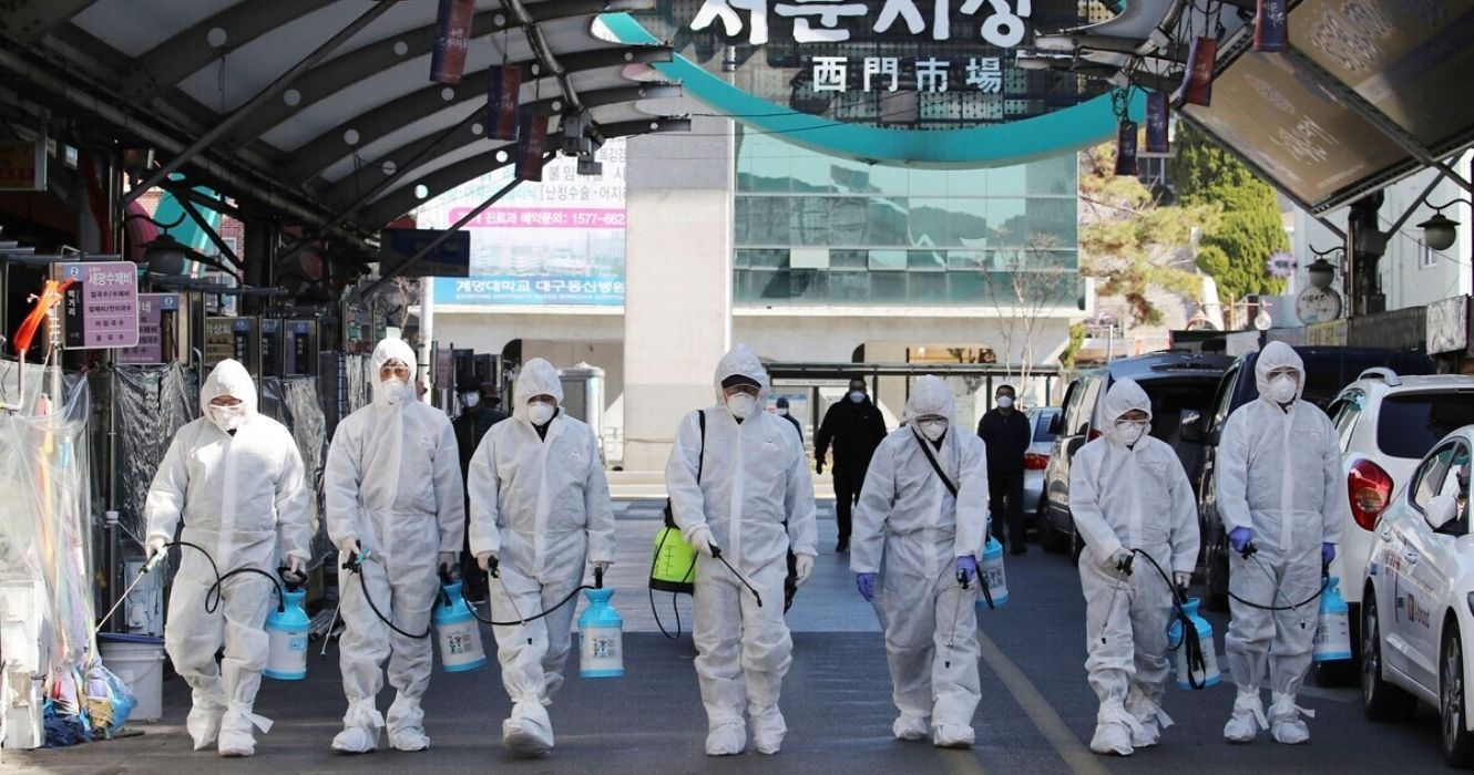 COVID-19 e Coreia do Sul: o que todos podemos aprender com a maneira como eles lidaram com isso 1 profissionais treinados limpam as ruas da coreia do sul durante a pandemia de covid-19