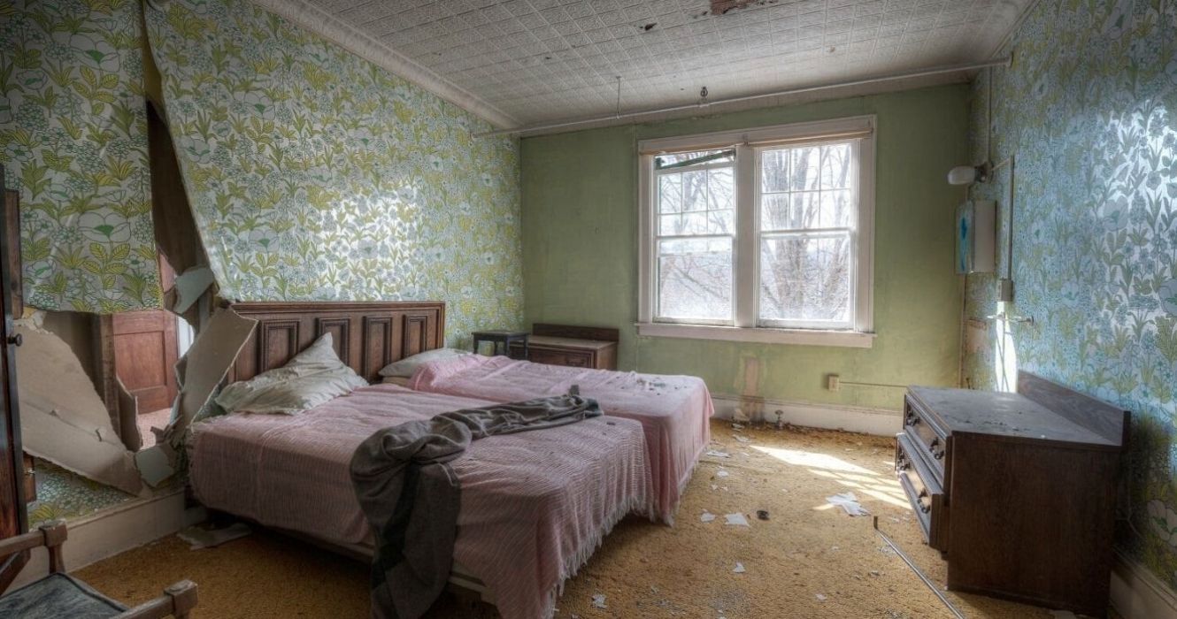 Tudo o que precisamos saber sobre germes em quartos de hotel 1 um quarto de hotel sujo e destruído