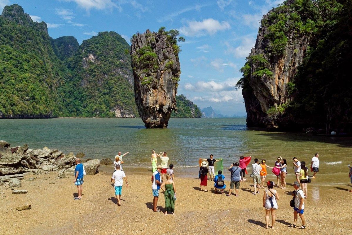 Um grupo de pessoas em um Bech na Tailândia, onde muitos filmes foram filmados. 