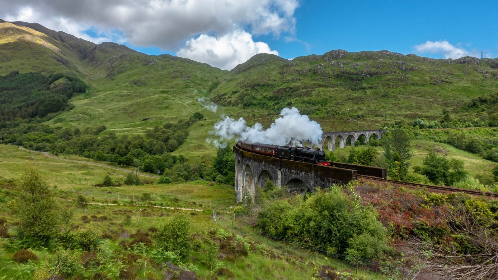 Uma vista do trem de Harry Potter na Escócia. 
